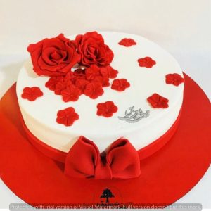 کیک دخترانه با گل های قرمز
