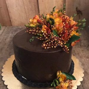 کیک شکلاتی با تزیین گل