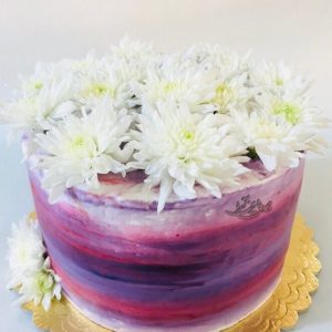 کیک بنفش با گل های داوودی