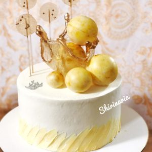 کیک تولد سفید طلایی