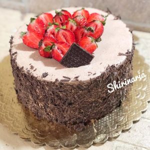 کیک تولد شکلات و توت فرنگی