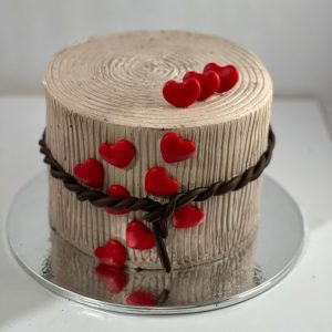 کیک کنده درخت با قلب قرمز
