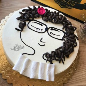 کیک دختر مو فرفری عینکی