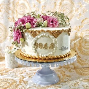 کیک سفید طلایی با تزیین گل