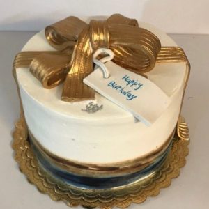 کیک کادویی با ربان طلایی